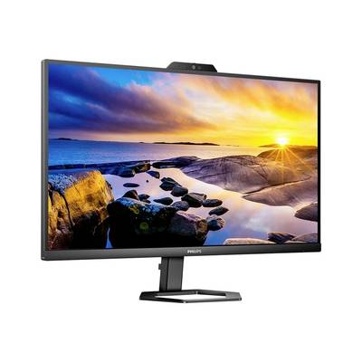 Ein Computermonitor zeigt eine Landschaft mit Felsen am Meer, Sonnenuntergang im Hintergrund. Der Himmel ist bunt gefärbt.