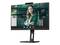 Eine Person in einem Videoanruf auf einem Computermonitor. Die Person trägt einen Blazer und lächelt leicht in einem Büro.