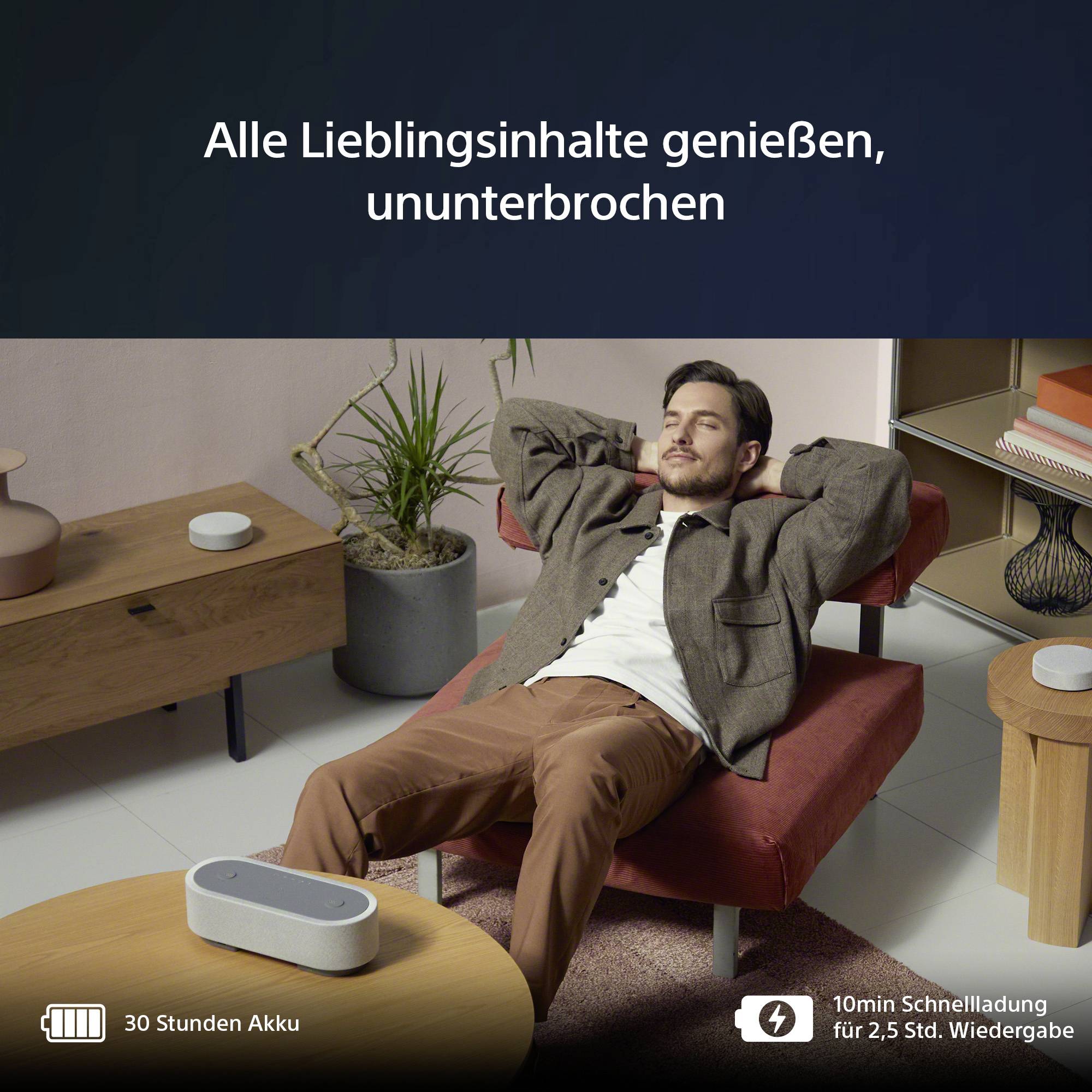 Mann sitzt entspannt auf Sessel mit dem Text 'Alle Lieblingsinhalte genießen, ununterbrochen'. Unten Symbole für 30 Stunden Akku und Schnellladung.