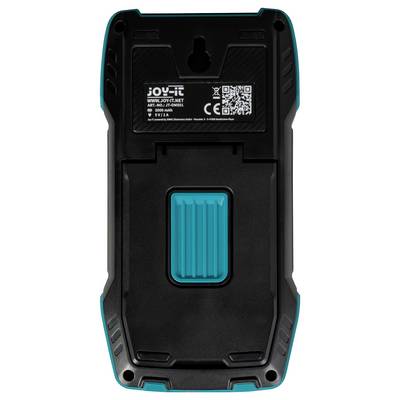 Die Rückseite eines elektronischen Geräts mit QR-Code, Produktinfos und blauer Griffmulde, umgeben von einem schwarzen Gehäuse.