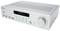 Ein silberner Stereo-Receiver mit mehreren Bedienelementen, Drehregler und LCD-Display, auf dem 'PHONO' angezeigt wird.