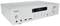 Silberner Hi-Fi-Receiver mit Drehknopf, Display zeigt 'AUX'. Vorderseite hat Anschlüsse für Kopfhörer, USB und Tasten für Funktionen.