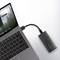 Ein Laptop ist über ein USB-Kabel mit einer tragbaren Festplatte verbunden. Auf dem Bildschirm sind geöffnete Fenster sichtbar.
