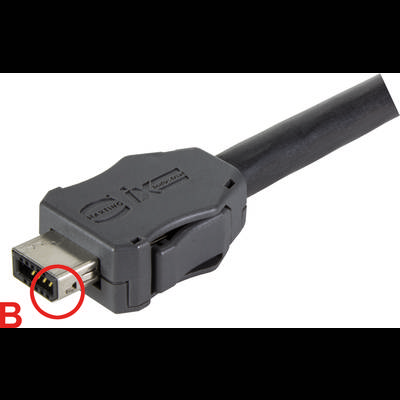 'Nahaufnahme eines Steckers eines industriellen Ethernet-Kabels mit der Aufschrift „IX Industrial“ auf dem Gehäuse.'