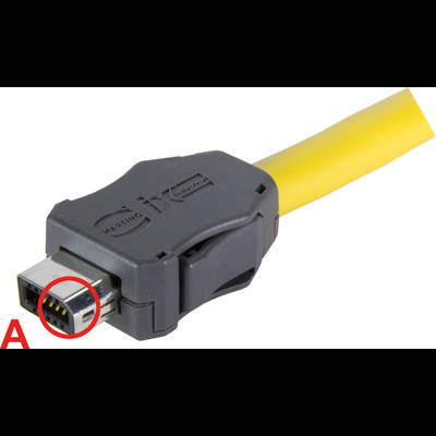 Gelbes Kabel mit rechteckigem Stecker, roter Kreis hebt kleine Pins hervor, die auf Funktion oder Anschlussmöglichkeiten hinweisen.