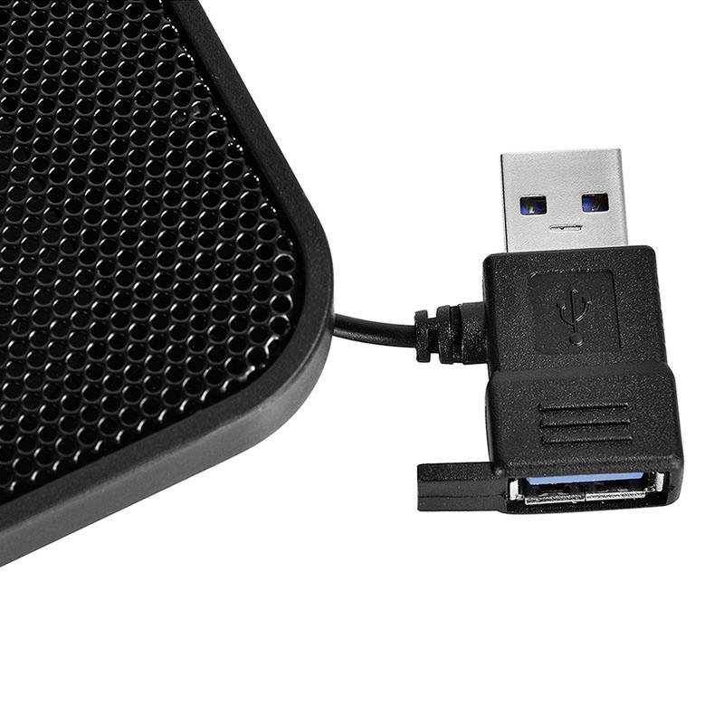 Ein schwarzes, rechteckiges USB-Netzteil mit einem kurzen Kabel und einem USB-Stecker, teilweise ummantelt, liegt auf einem weißen Hintergrund.