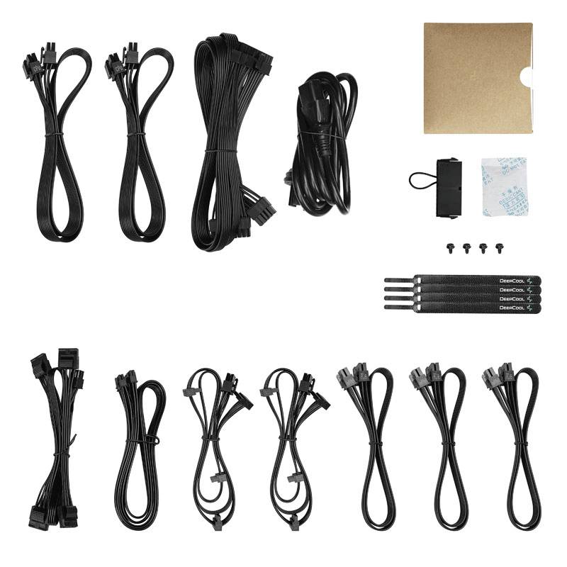 Verschiedene schwarze Computerstromkabel und Zubehör, darunter Kabelbinder, Schrauben und ein brauner Umschlag auf weißem Hintergrund.