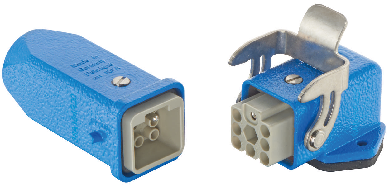 Ein blauer Elektrostecker und eine Kupplungsbuchse. Die Buchse zeigt sechs Anschlüsse, der Stecker hat einen Metallclip zur Befestigung.