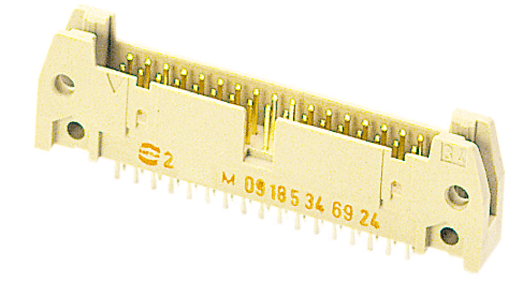 Ein elektronischer Stecker mit goldenen Stiften zur Verbindung von Platinen. Beige Kunststoffgehäuse.