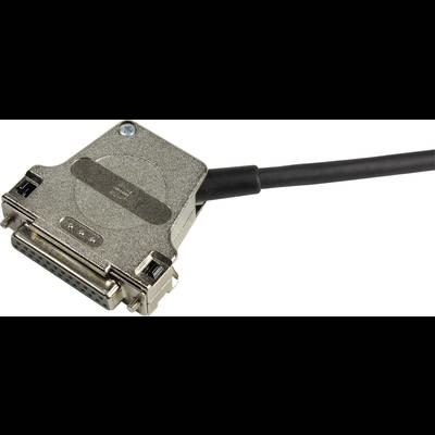 Ein grauer, rechteckiger Stecker mit vielen kleinen Stiften, an einem schwarzen Kabel befestigt. Geeignet für Datenverbindungen.