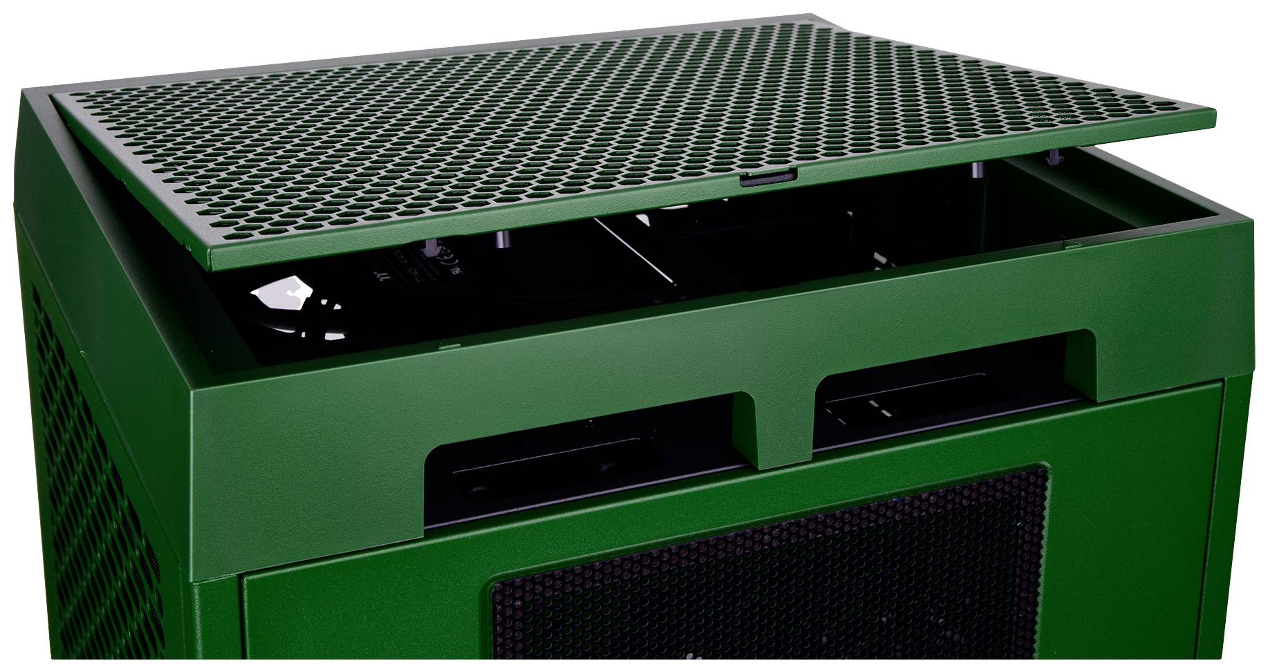 Ein grüner Computergehäuse mit geöffneter, gelochter Oberseite, das die interne Technik teilweise sichtbar macht.