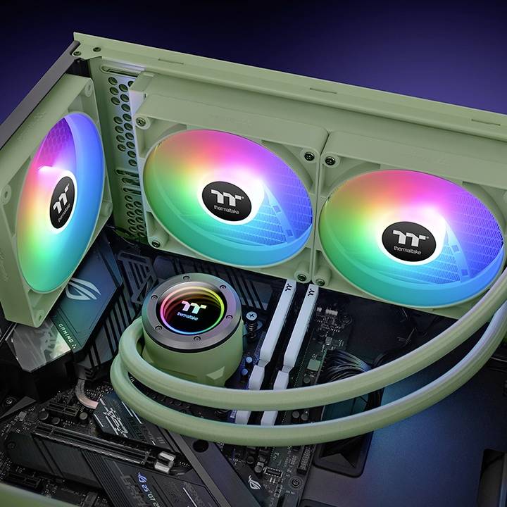 Ein offener Computer mit grünen Komponenten zeigt zwei Lüfter mit Regenbogen-LEDs und eine Kühlflüssigkeitspumpe an.