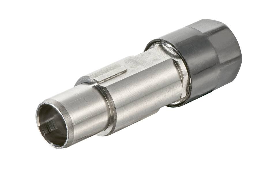 Metallischer Stecker oder Adapter mit zylindrischer Form und mehreren Abschnitten. Er hat eine glänzende Oberfläche und eine angeschraubte Endkappe.