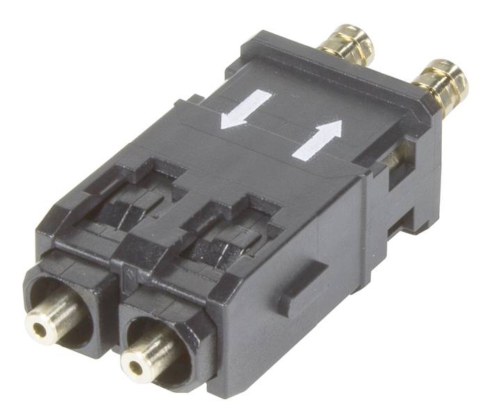 Ein schwarzer optischer Durchgangsstecker mit zwei Anschlüssen und weißen Pfeilen, die die Steckrichtung anzeigen.