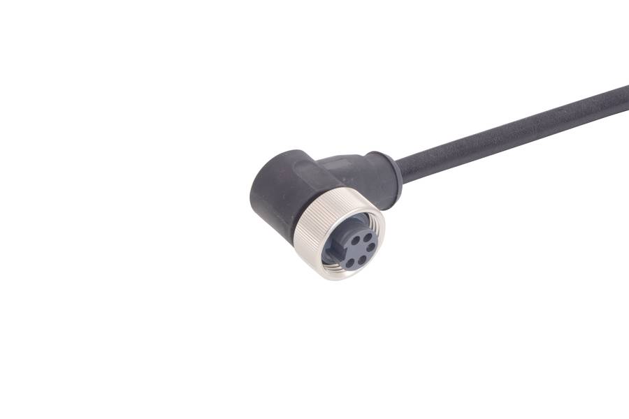 Schwarzer Kabelstecker mit silberner Metallfassung und mehreren Anschlussöffnungen, vor weißem Hintergrund.