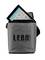 Eine graue Tasche mit dem Aufdruck 'LEBA', aus der ein Tablet mit Apps auf dem Bildschirm hervorsteht.