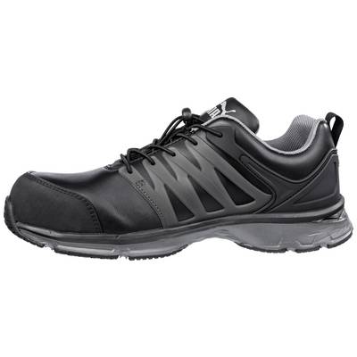 Ein schwarzer Sportschuh mit Schnürsenkeln und Markenlogo an der Seite. Der Schuh hat ein modernes Design und profilierte Sohle.