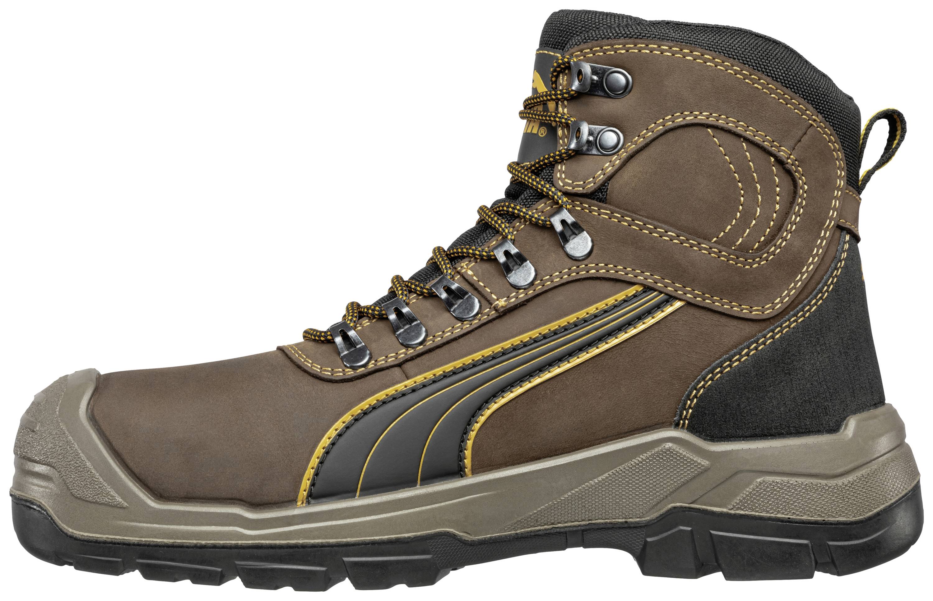 Ein brauner Arbeitsstiefel mit schwarzer und gelber Verzierung, robustem Sohlenprofil und stabilen Schnürsenkeln für Outdoor-Arbeiten.