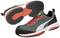 Zwei Sportschuhe mit grauem Mesh-Obermaterial, roten Schnürsenkeln und Sohlen, schwarzer Zehenkappe und weißem Seitenlogo.