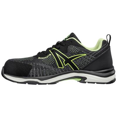 Schwarzer Sportschuh mit grünen Akzenten und Schnürsenkeln, seitlich ein großes grünes Logo. Profilsohle betont sportliches Design.
