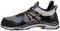 Schwarzer und grauer Sportschuh mit orangefarbenen Details, seitlichem Logo und dicker Sohle, geeignet für sportliche Aktivitäten.