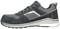 Grauer Sportschuh mit weißen Details und gepolsterter Sohle, geeignet für lässige und sportliche Aktivitäten.