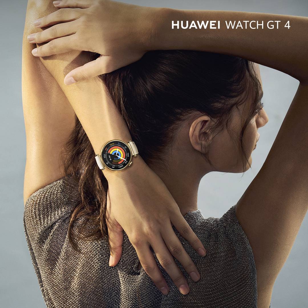 Eine Person trägt die Huawei Watch GT 4 am Handgelenk, zeigt ein farbiges Zifferblatt.