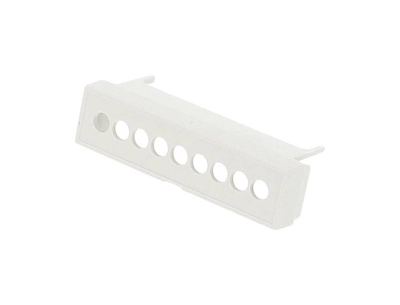 Ein weißer Kunststoff-Adapter mit acht kreisförmigen Öffnungen in einer Reihe.