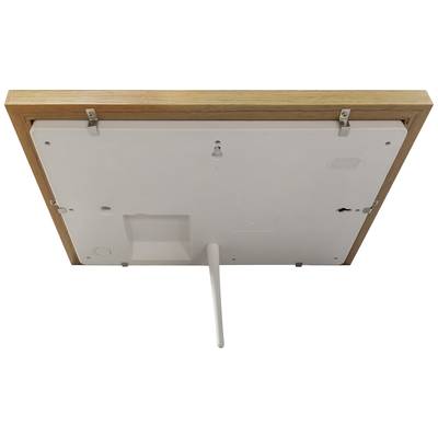Ein digitales Gerät mit Holzrahmen, an einer Wandhalterung befestigt, zeigt eine weiße Rückseite und eine hervorstehende Antenne.