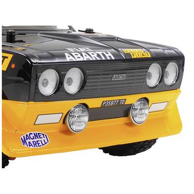 Rallye-Fahrzeug mit gelb-schwarzem Design, abgerundeten Scheinwerfern und Aufklebern, einschließlich 'Fiat Abarth' und 'Magneti Marelli'.