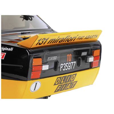 Ein Fiat 131 Mirafiori Abarth mit gelbem Heckspoiler und Nummernschild. Aufkleber: '131 mirafiori', 'Olio Fiat', 'Fiat Abarth'.