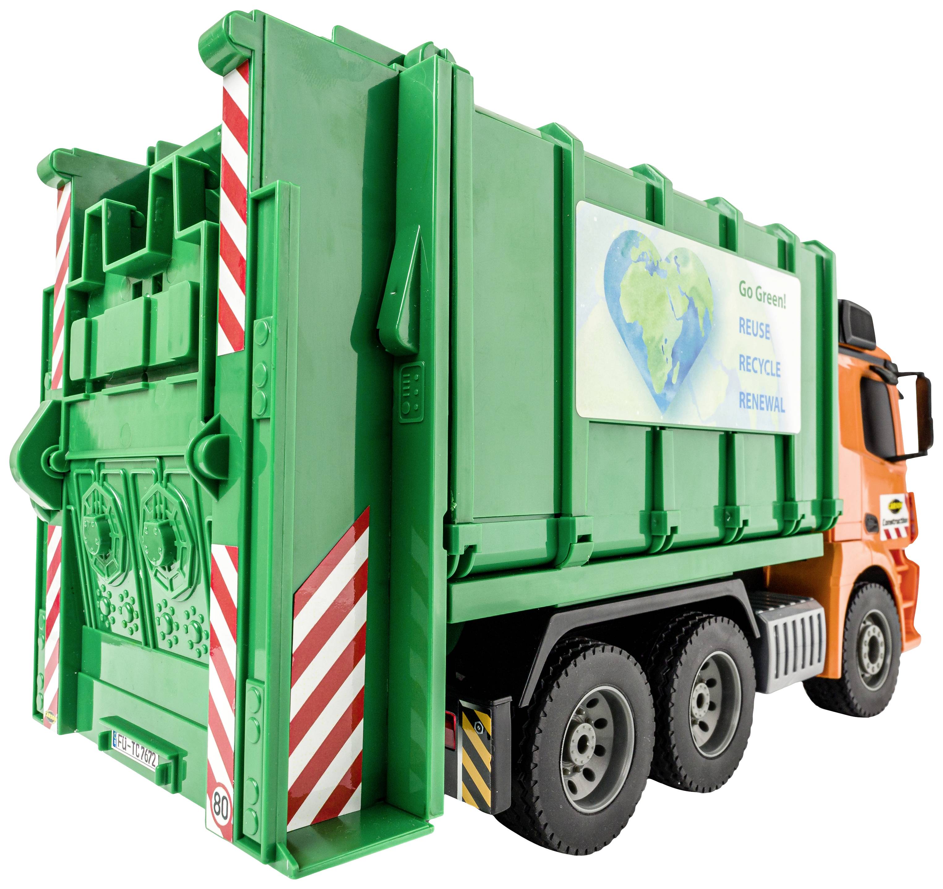 Ein grüner Müllwagen mit einem Schild 'Go Green! Reuse, Recycle, Renewal' auf der Seite, das Umweltbewusstsein fördert.