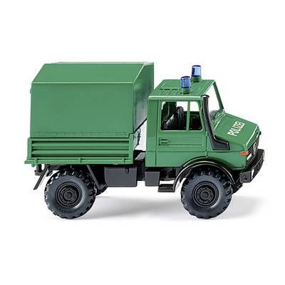 Spielzeugmodell eines grünen Polizeilastwagens mit blauen Lichtern auf dem Dach, auf weißem Hintergrund.