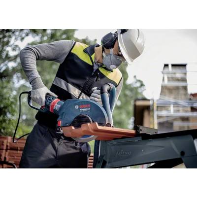 Person mit Schutzbrille und Helm schneidet mit einer Bosch-Kreissäge ein Stück Metall draußen. Sicherheit steht im Vordergrund.