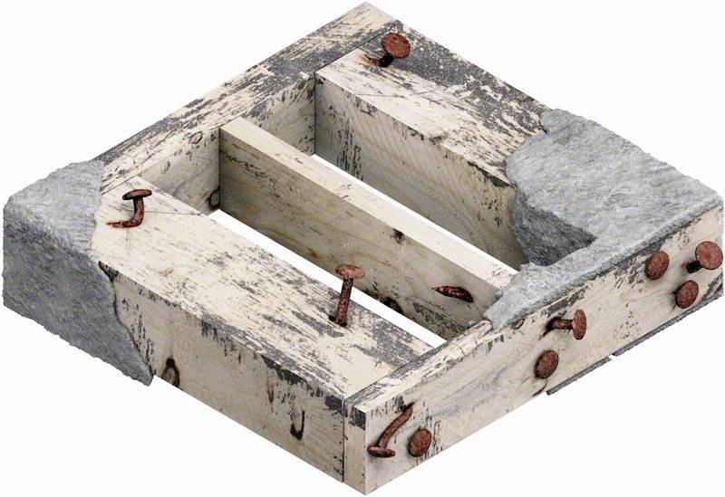 Altes Holzstück mit Nägeln, beschädigt und abgenutzt.