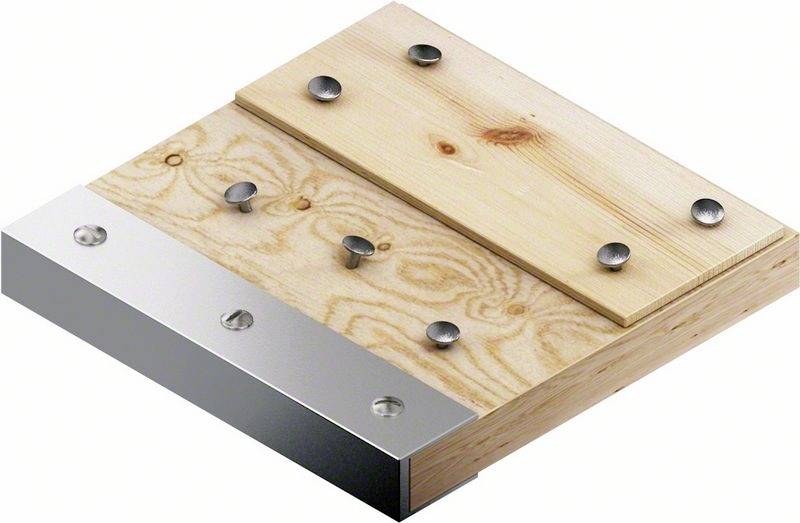 Holzbrett mit zwei unterschiedlich großen, überlappenden Platten aus Holz und Metall, verbunden durch Schrauben.