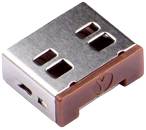 Ein quadratischer Metallbaustein mit vier perforierten Rechtecken und einer rötlich-braunen Basis.