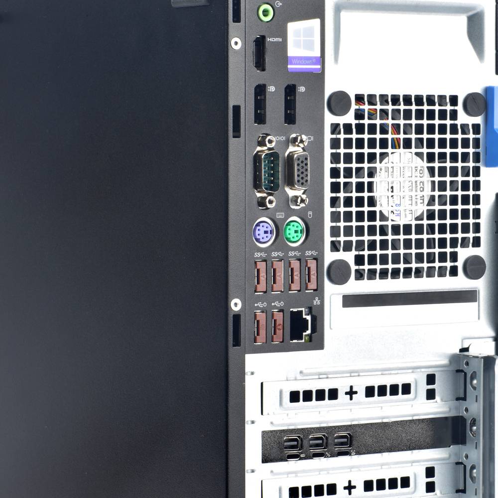 'Rückseite eines Computergehäuses mit mehreren Anschlüssen: USB, HDMI, Audio, und Lüftergitter. Oben ein Windows-Logo.'