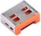 Ein kleiner, viereckiger USB-Stecker mit orangefarbenem Rand und silberner Oberfläche.