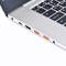 Laptop-Seitenansicht mit mehreren Anschlüssen: HDMI, zwei USB-Ports, Kartenleser. Perfekt für vielseitige Konnektivität.
