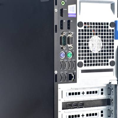 Rückseite eines Computergehäuses mit verschiedenen Anschlüssen wie USB, HDMI und Ethernet sowie einem eingebauten Lüfter.