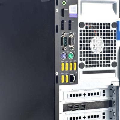 Rückansicht eines Computergehäuses mit Anschlüssen und Lüftungsgitter.