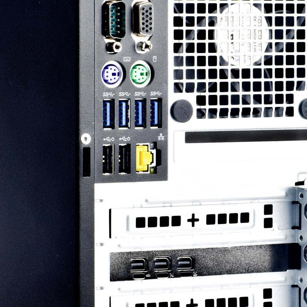 Die Rückseite eines Computergehäuses zeigt USB-Anschlüsse, Ethernet-Port, Audioanschlüsse und Lüftungsgitter.