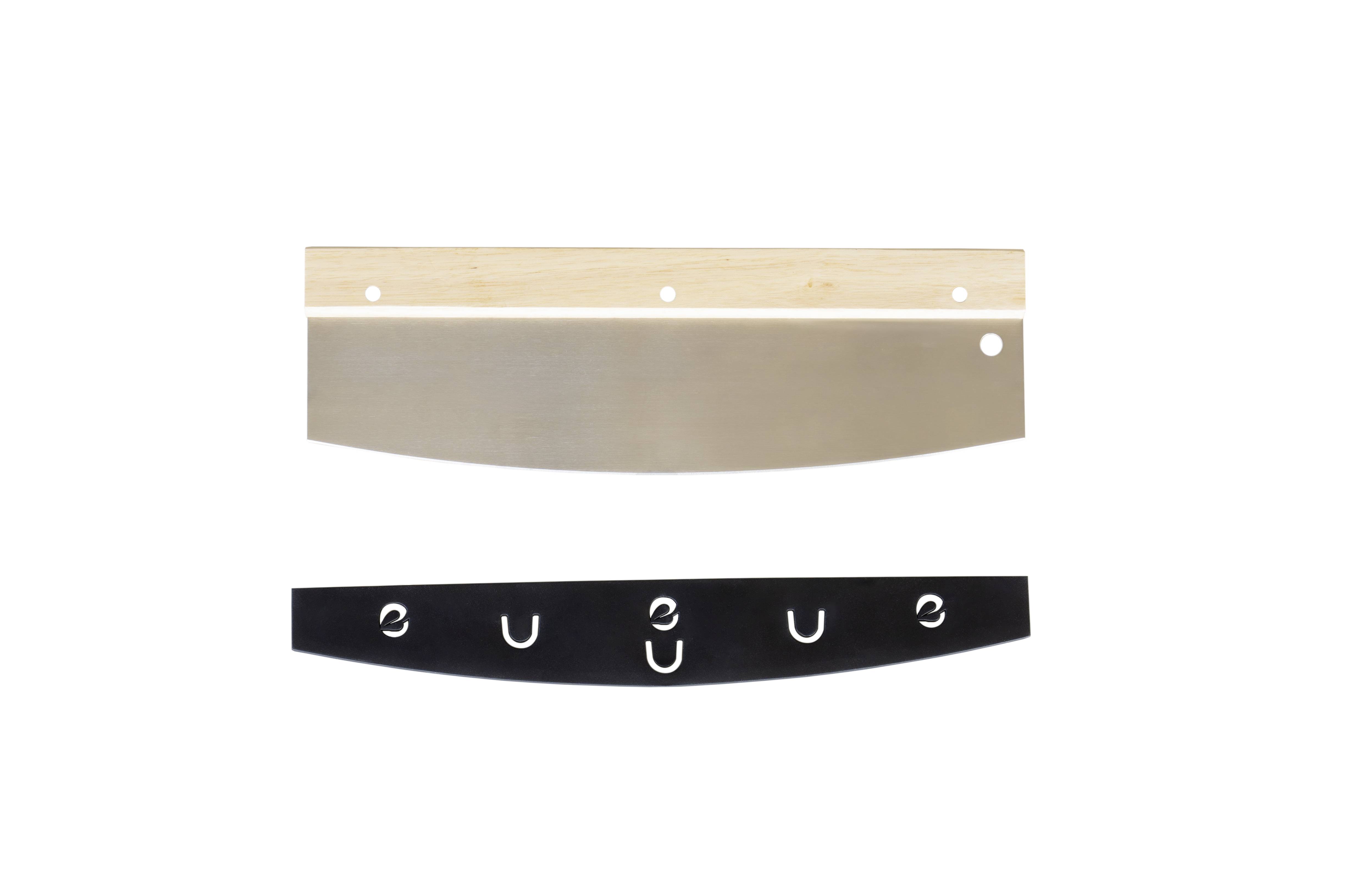 Ein silbernes Metalllineal mit Holzgriff über einem schwarzen Band mit weißen Buchstaben 'e', die kleinen Haken gleichen.