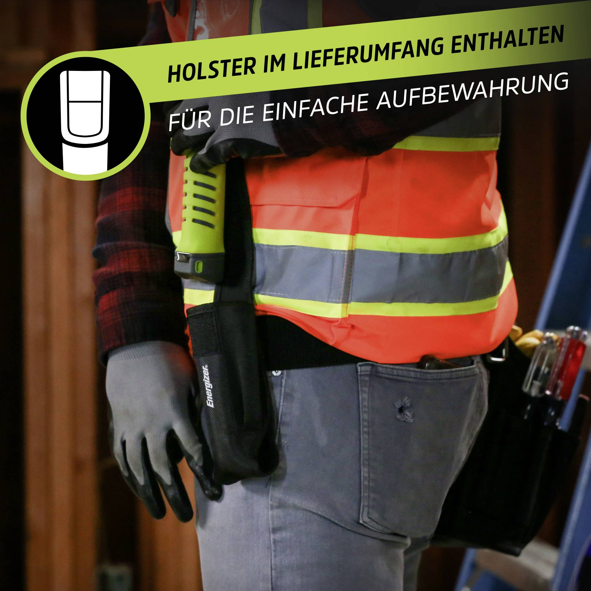 Ein Bauarbeiter trägt einen orangefarbenen Schutzanzug und ein Holster mit einem Werkzeug. Text: 'Holster im Lieferumfang enthalten für die einfache Aufbewahrung'.