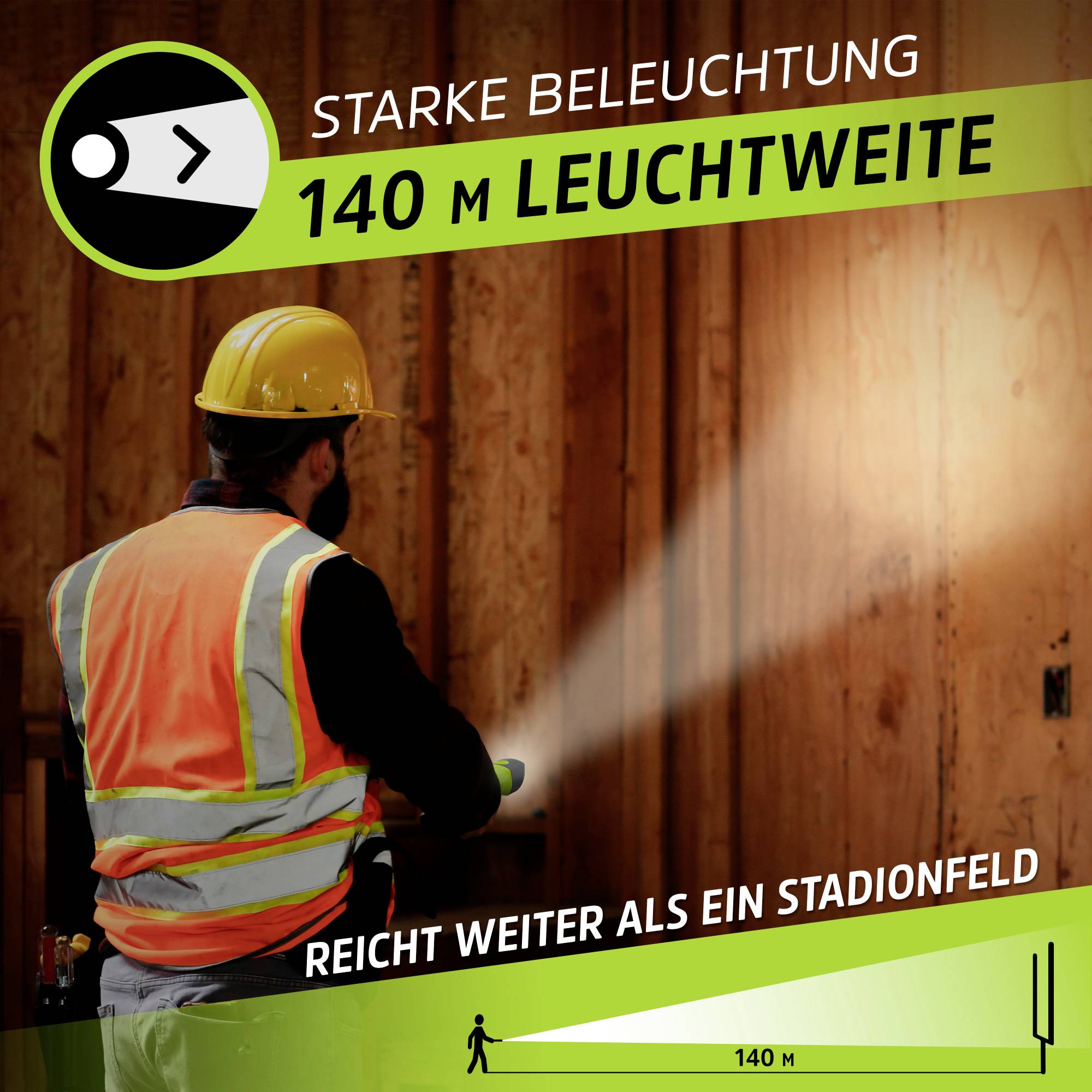 Ein Bauarbeiter mit Schutzhelm und Warnweste beleuchtet eine Holzoberfläche mit einer starken Taschenlampe. Text oben: 'Starke Beleuchtung 140 m Leuchtweite'.
