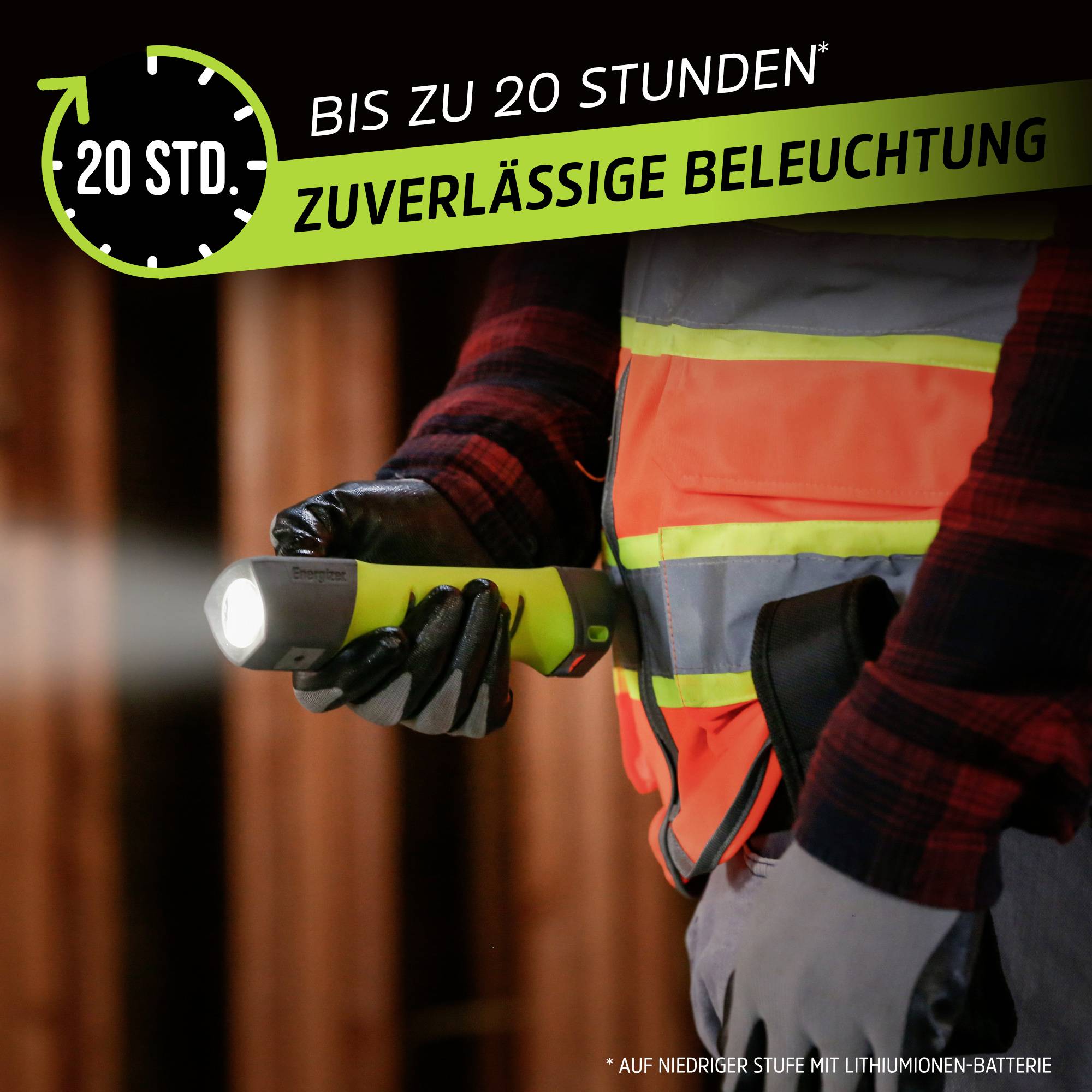 Eine Person hält eine Taschenlampe, die auf eine Weste scheint. Text oben: 'Bis zu 20 Stunden zuverlässige Beleuchtung'.