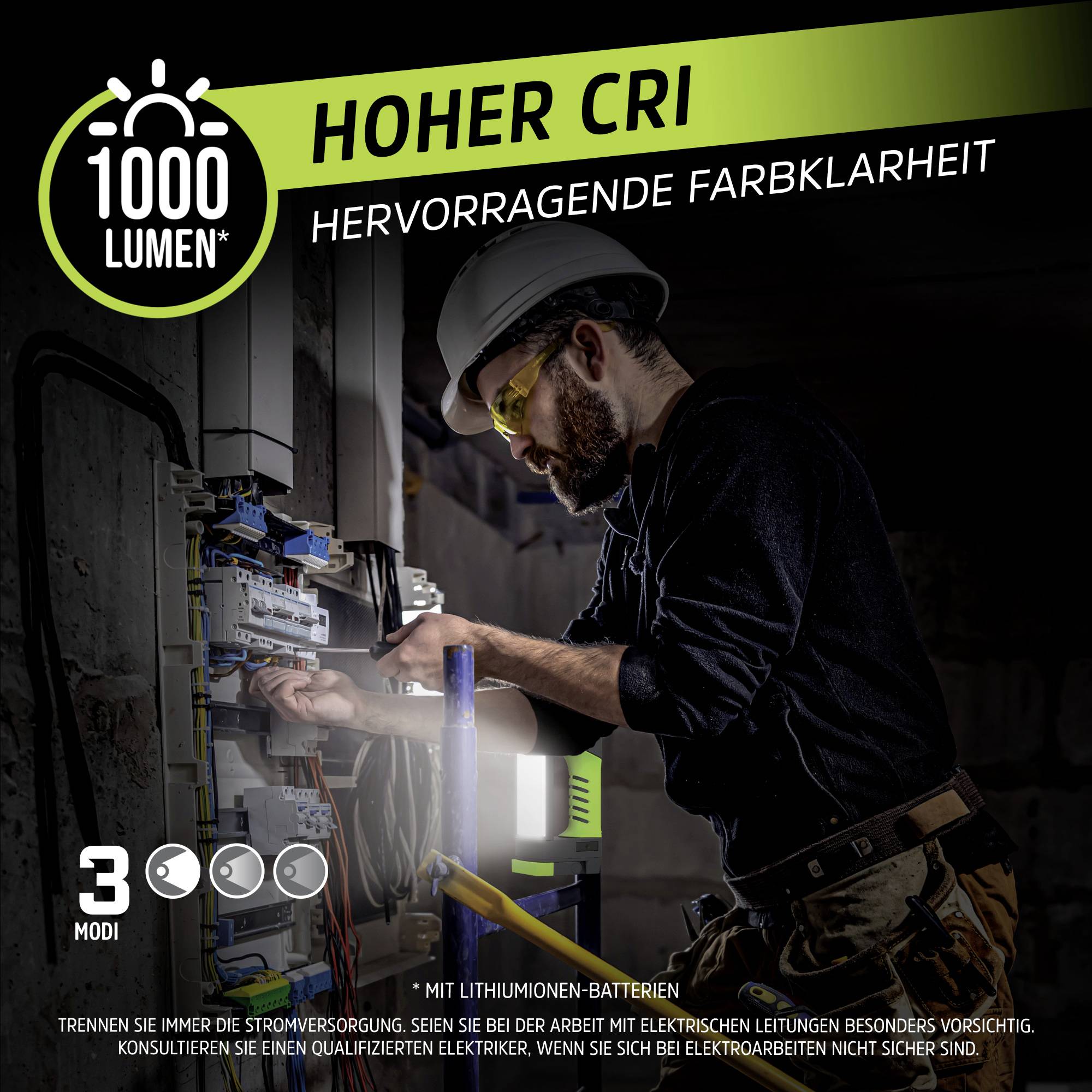 Ein Arbeiter mit Schutzbrille und Helm prüft einen Schaltschrank, beleuchtet von einer Lampe. Text: 'Hoher CRI, hervorragende Farbklarheit, 1000 Lumen'.