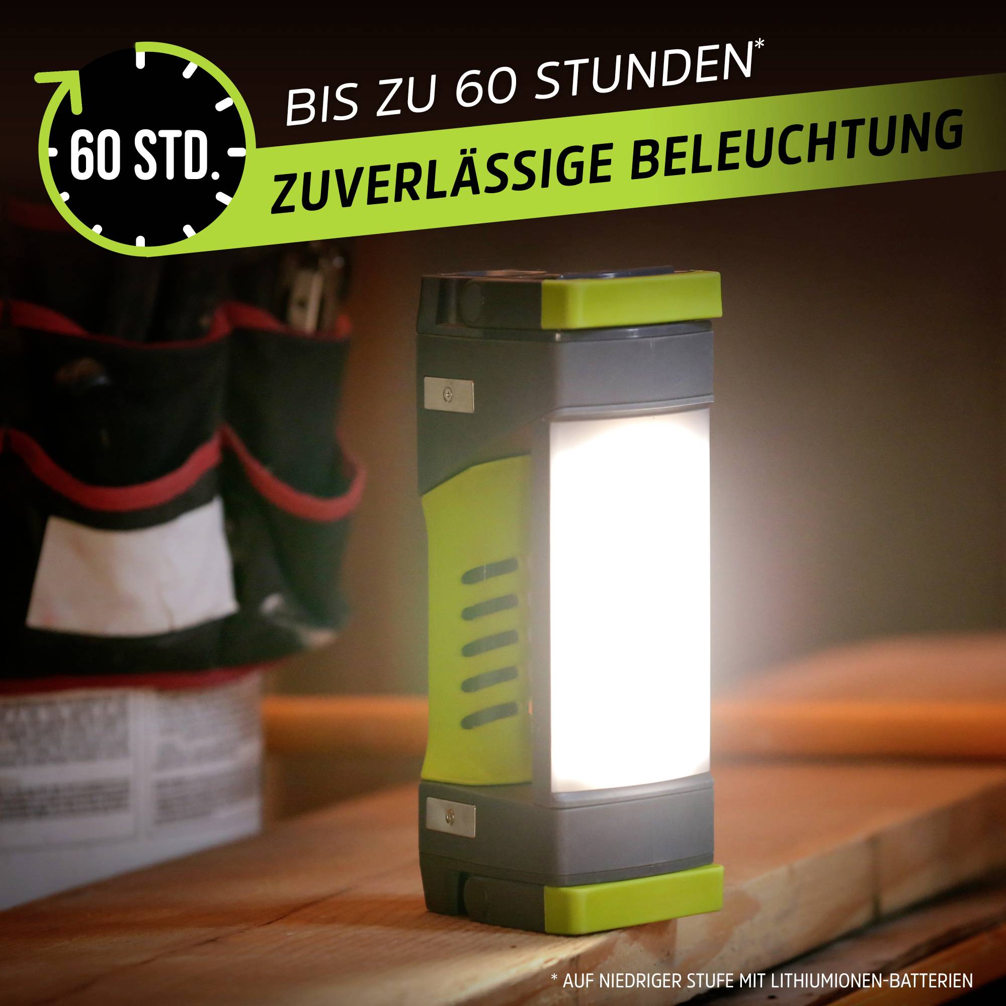 Eine tragbare Lampe leuchtet auf einem Tisch. Text: 'Bis zu 60 Stunden zuverlässige Beleuchtung'. Einsatz im Innenraum, stromsparend.