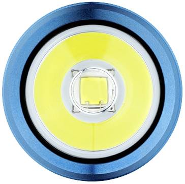 'Nahaufnahme einer blauen LED-Taschenlampe, die von oben fotografiert wurde und ein gelbes Lichtfeld in der Mitte zeigt.'